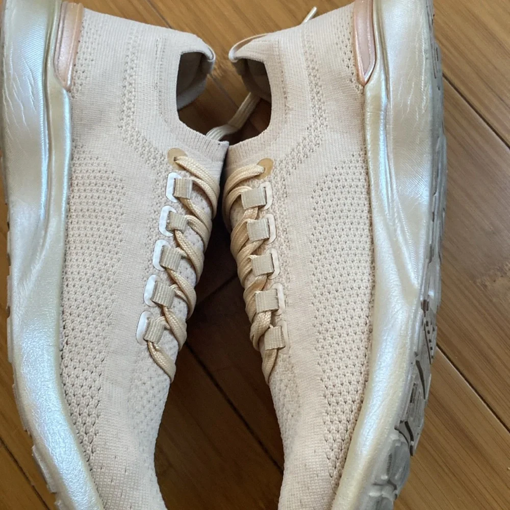 Beautiful APL ladies sneaker EUC